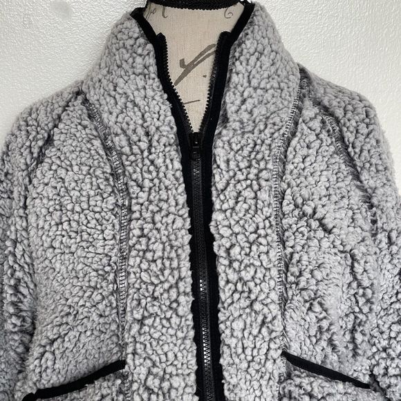 Divided H&M Womens Jacket Size XS Short Sherpa Fuzzy Soft Gray Thick Fleece - Picture 4 of 16